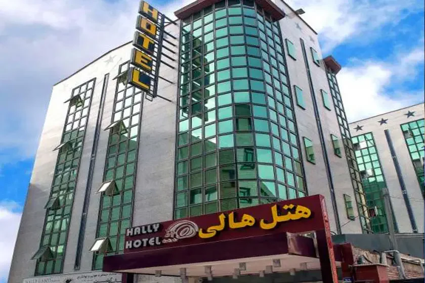نمای هتل ۳ ستاره هالی خیابان استاد نجات الهی تهران