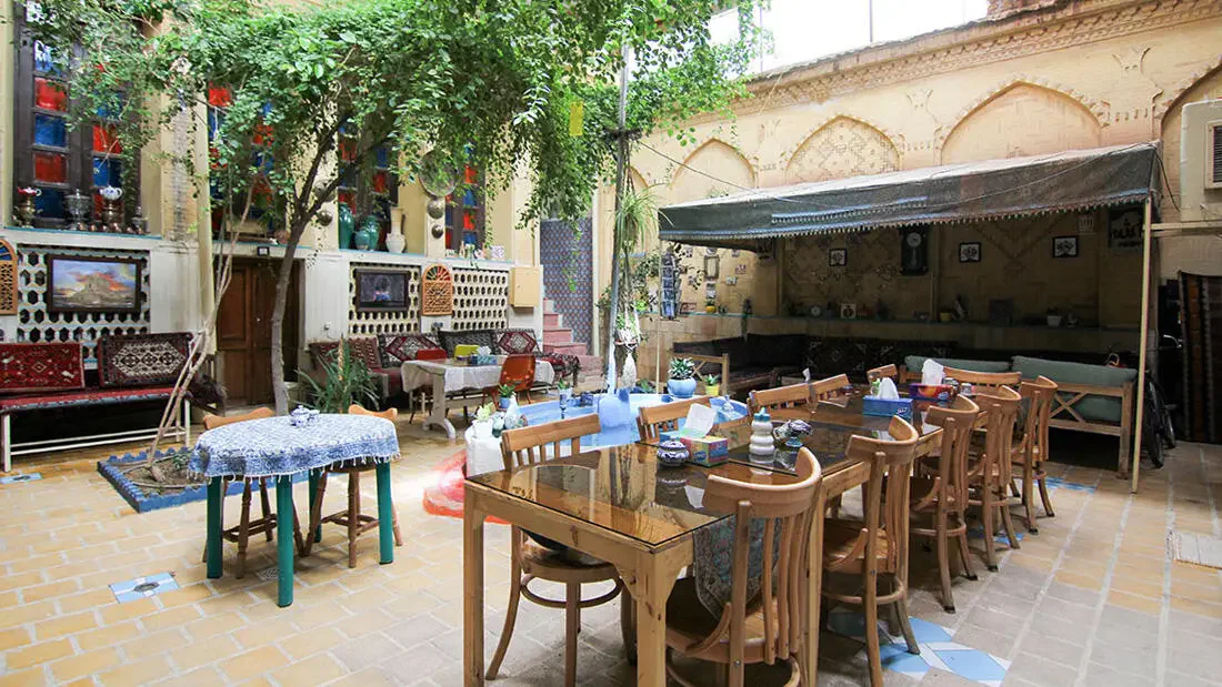 نمای حیاط باصفا و حوض فیروزه ای اقامتگاه سنتی گلشن شیراز