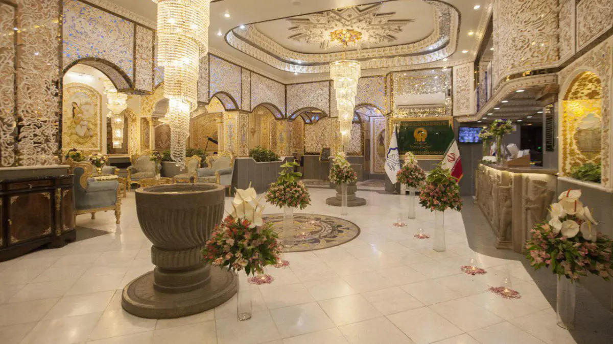 نمای هتل ۳ ستاره سنتی زهره اصفهان در خیابان فردوسی